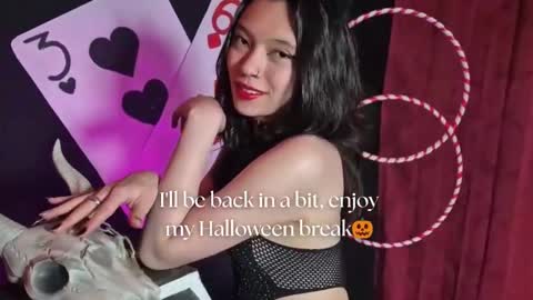 Snapshot of sarasaenz__ chatting on 10-29-25, 11:23 online show from 10-29-25, 11:23