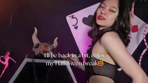 Snapshot of sarasaenz__ chatting on 10-31-25, 11:55 online show from 10-31-25, 11:55