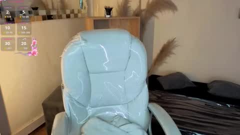  Saray  Say hi in the chat online show from 10-23-25, 12:15