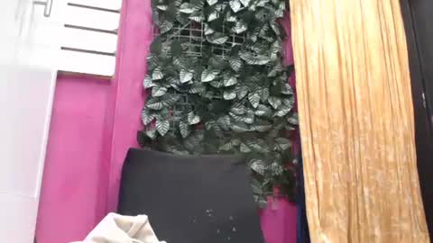 Snapshot of sarayx chatting on 03-12-25, 11:01 mery online show from 03-12-25, 11:01