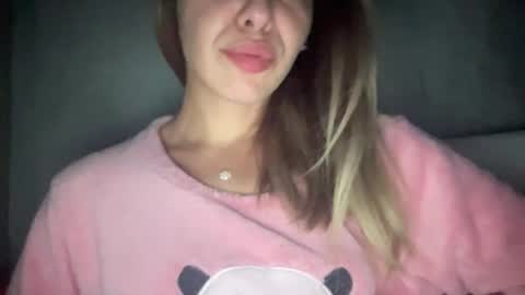 Snapshot of sarrah_rossy chatting on 11-04-25, 09:25 Sarrah online show from 11-04-25, 09:25