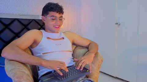 Snapshot of sash_lust chatting on 11-26-25, 04:24 online show from 11-26-25, 04:24