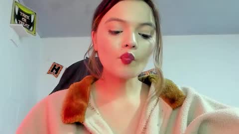 Snapshot of scarleth_owens1 chatting on 10-22-25, 06:35    online show from 10-22-25, 06:35