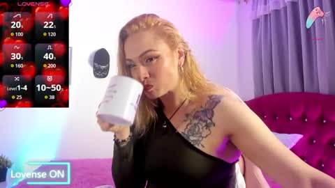 Snapshot of scarlett_blake11 chatting on 10-25-25, 05:26 scarlett_blake11 online show from 10-25-25, 05:26