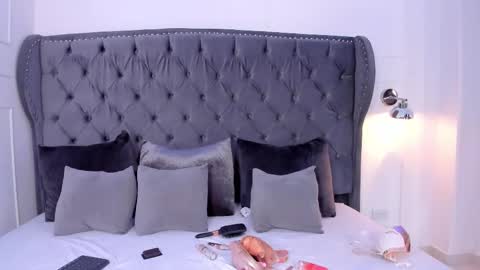 Snapshot of scarlett_bunnyy chatting on 10-16-25, 09:49 online show from 10-16-25, 09:49