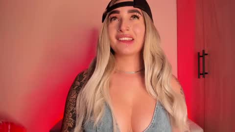 Snapshot of scarlett_collins_ chatting on 10-10-25, 05:17 SCARLETT COLLINS online show from 10-10-25, 05:17