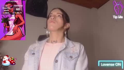 Snapshot of scarlett_crastrawberry chatting on 12-17-25, 09:10 scarlet online show from 12-17-25, 09:10