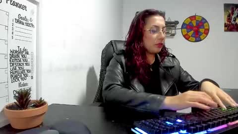 Snapshot of scarlett_sen chatting on 12-03-24, 03:00 Mistress Scarlett online show from 12-03-24, 03:00