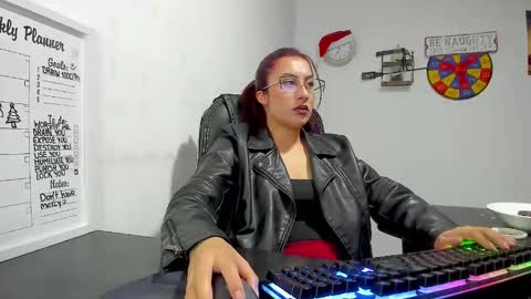 Snapshot of scarlett_sen chatting on 12-21-24, 03:20 Mistress Scarlett online show from 12-21-24, 03:20