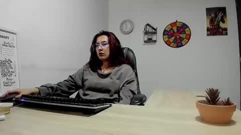 Snapshot of scarlett_sen chatting on 01-14-25, 05:56 Mistress Scarlett online show from 01-14-25, 05:56