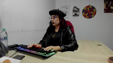 Snapshot of scarlett_sen chatting on 01-18-25, 02:02 Mistress Scarlett online show from 01-18-25, 02:02