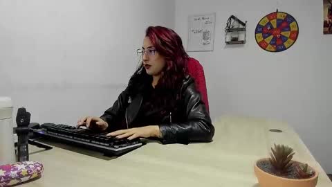 Snapshot of scarlett_sen chatting on 01-24-25, 03:34 Mistress Scarlett online show from 01-24-25, 03:34