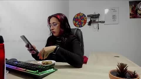 Snapshot of scarlett_sen chatting on 03-05-25, 01:39 Mistress Scarlett online show from 03-05-25, 01:39