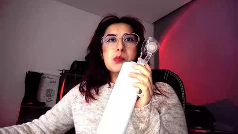 Snapshot of scarlett_sen chatting on 09-12-25, 01:11 Mistress Scarlett online show from 09-12-25, 01:11