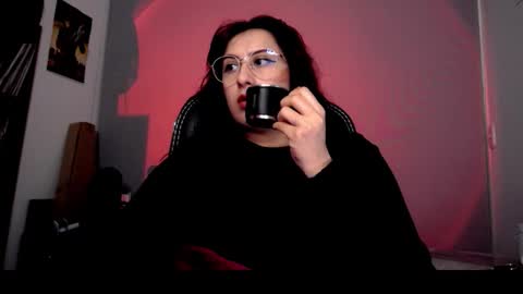 Snapshot of scarlett_sen chatting on 10-22-25, 02:17 Mistress Scarlett online show from 10-22-25, 02:17