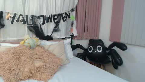 Snapshot of sccarlettjonnes chatting on 10-28-25, 05:33 SCARLET online show from 10-28-25, 05:33