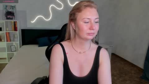 Snapshot of scent__of_woman chatting on 10-15-25, 01:50 Samanta online show from 10-15-25, 01:50