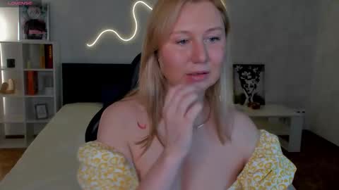 Snapshot of scent__of_woman chatting on 10-20-25, 01:28 Samanta online show from 10-20-25, 01:28