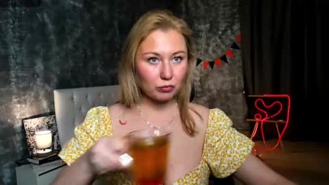 Snapshot of scent__of_woman chatting on 10-31-25, 01:39 Samanta online show from 10-31-25, 01:39