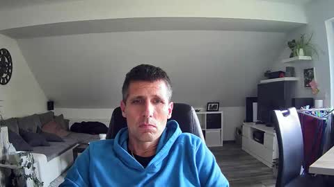 Snapshot of schnuckigeil chatting on 10-29-25, 01:13 Dildomen online show from 10-29-25, 01:13