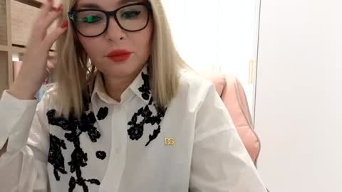 Snapshot of schoolteach chatting on 11-12-25, 10:09 cindy desire online show from 11-12-25, 10:09