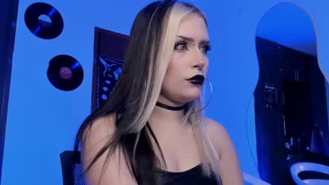 Snapshot of scorpiogyal chatting on 10-22-25, 01:17 Goddess online show from 10-22-25, 01:17