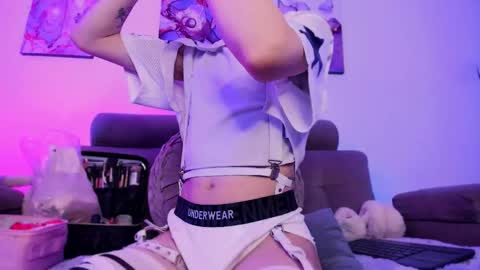     .  INDEPENDENT MODEL online show from 03-02-26, 12:34