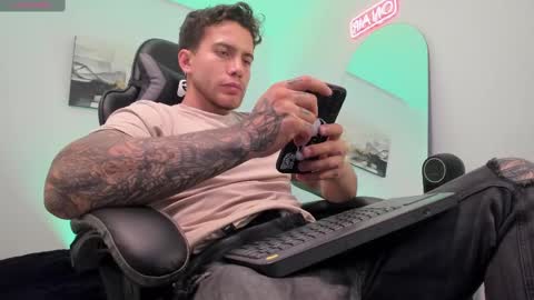 Snapshot of sebastianortizm chatting on 03-01-25, 01:00 Lucian Sinclair online show from 03-01-25, 01:00