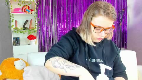 seductive_she_wolf online show from 02-24-25, 08:27