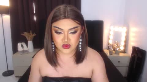 Snapshot of seductivelolalola chatting on 02-14-25, 01:23 Natalie Mefford online show from 02-14-25, 01:23