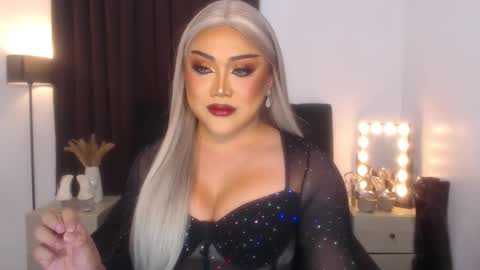 Snapshot of seductivelolalola chatting on 02-19-25, 07:05 Natalie Mefford online show from 02-19-25, 07:05