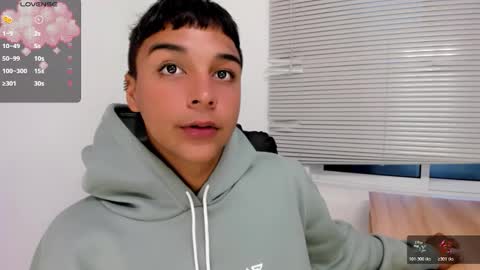 Snapshot of seductivo_jr chatting on 11-04-25, 08:52 seductivo online show from 11-04-25, 08:52