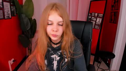 Snapshot of selen_hells_weet chatting on 09-21-25, 06:53 Selena online show from 09-21-25, 06:53