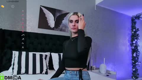 Selena online show from 10-14-25, 03:29