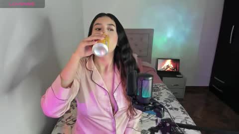 Snapshot of selene_e chatting on 10-23-25, 09:13 Karol. online show from 10-23-25, 09:13