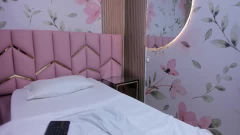 Sophie     online show from 12-01-25, 11:32