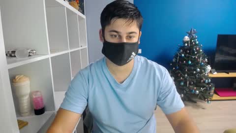 Snapshot of sexxxdickbig chatting on 12-29-24, 06:16 Tommy online show from 12-29-24, 06:16