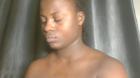 Snapshot of sexy_petitqueen chatting on 03-18-26, 04:04 sexy_petitqueen online show from 03-18-26, 04:04