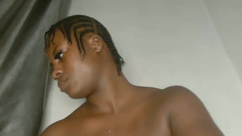 Snapshot of sexy_petitqueen chatting on 03-24-26, 03:44 sexy_petitqueen online show from 03-24-26, 03:44