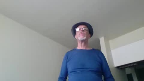 Snapshot of sexy_white_daddy chatting on 03-05-25, 10:43 Daddy online show from 03-05-25, 10:43