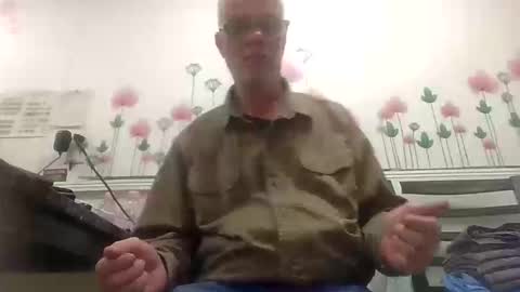 Snapshot of sexy_white_daddy chatting on 10-18-25, 08:42 Daddy online show from 10-18-25, 08:42