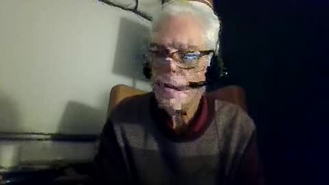 Snapshot of sexy_white_daddy chatting on 12-17-25, 02:39 Daddy online show from 12-17-25, 02:39