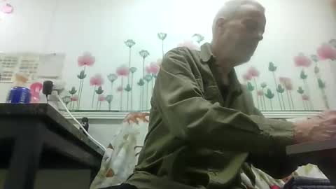 Snapshot of sexy_white_daddy chatting on 02-11-26, 12:26 Daddy online show from 02-11-26, 12:26