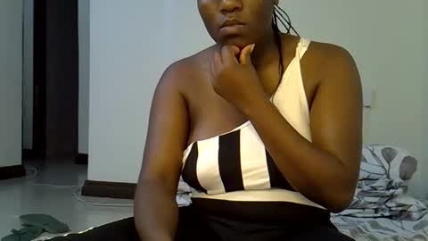 Snapshot of sexy_yello chatting on 10-14-25, 08:20 Bantu girl online show from 10-14-25, 08:20