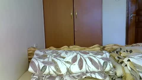 Snapshot of sexy_yello chatting on 10-18-25, 10:27 Bantu girl online show from 10-18-25, 10:27