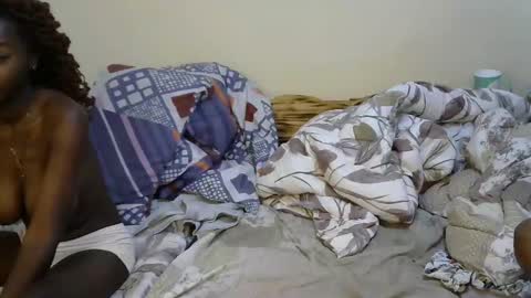 Snapshot of sexy_yello chatting on 11-10-25, 12:48 Bantu girl online show from 11-10-25, 12:48