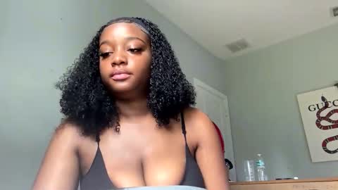 Snapshot of sexybrown05 chatting on 12-18-25, 06:03 Sexybrowngirl online show from 12-18-25, 06:03