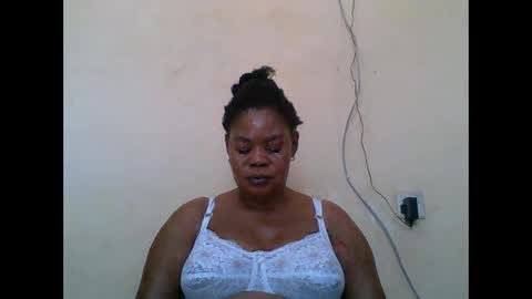 Snapshot of sexydove2 chatting on 10-26-25, 06:52 EMILY online show from 10-26-25, 06:52