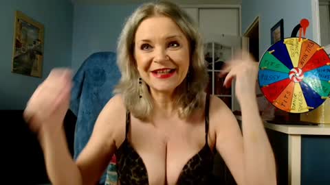 Snapshot of sexyjennyeu chatting on 12-07-24, 09:00 Jenny online show from 12-07-24, 09:00