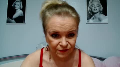 Snapshot of sexyjennyeu chatting on 02-16-25, 08:11 Jenny online show from 02-16-25, 08:11